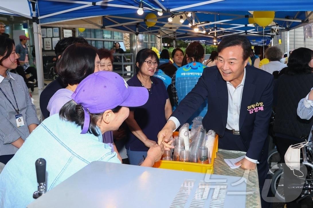 본문 이미지 - 김성제 경기 의왕시장이 16일 부곡동 주민복지관에서 장애인 자립을 지원하고, 지역사회 연대와 포용 가치를 실현하기 위해 열린 &#39;2025 더&#40;The&#41;함께 바자회&#39;를 찾아 참석자들과 인사를 나누고 있다. 김 시장은 &#34;앞으로도 어려운 이웃들이 희망을 되찾을 수 있도록 더욱 관심을 기울이겠다＂고 말했다. &#40;의왕시 제공. 재판매 및 DB 금지&#41; 2025.10.16/뉴스1 ⓒ News1 김기현 기자