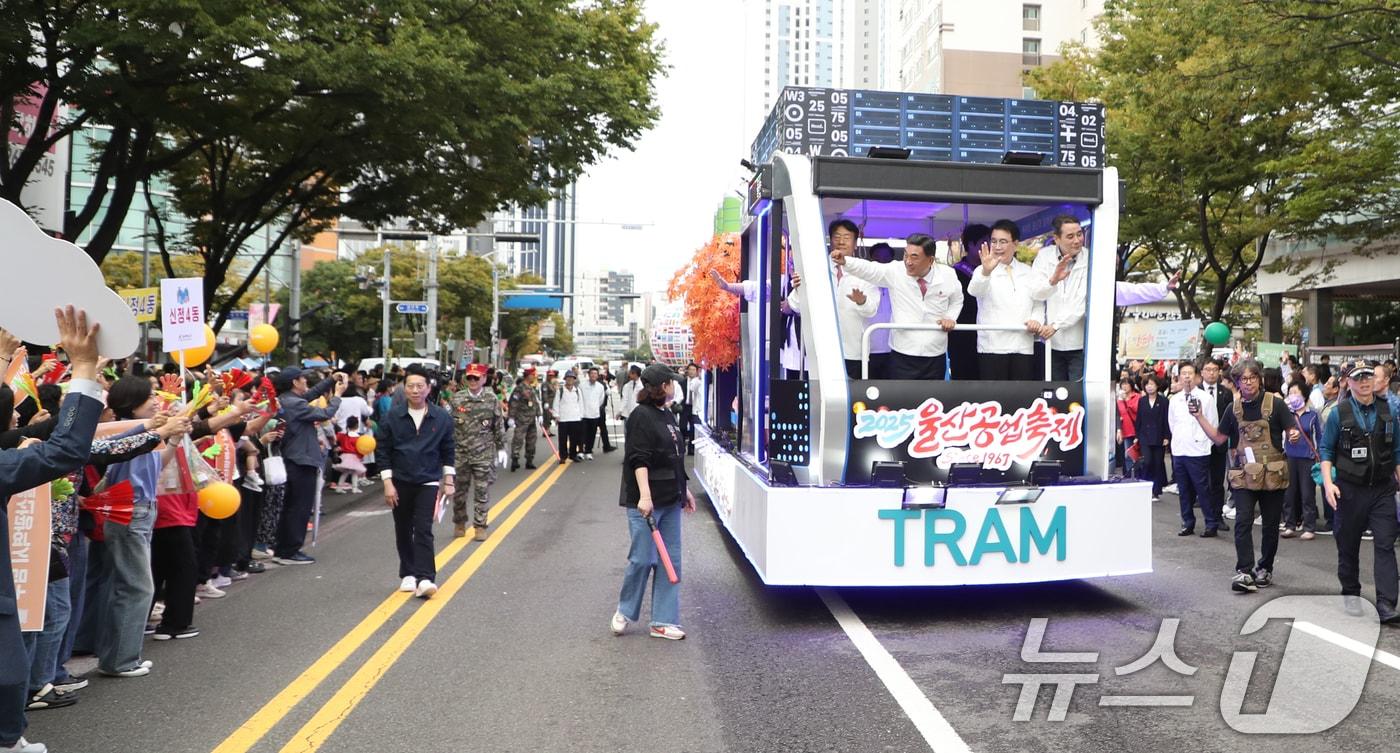 김두겸 울산시장이 지난 16일 &#39;2025 울산공업축제&#39; 카퍼레이드에 참석해 시민들에게 인사를 하고 있다. 2025.10.16/뉴스1 ⓒ News1 조민주 기자
