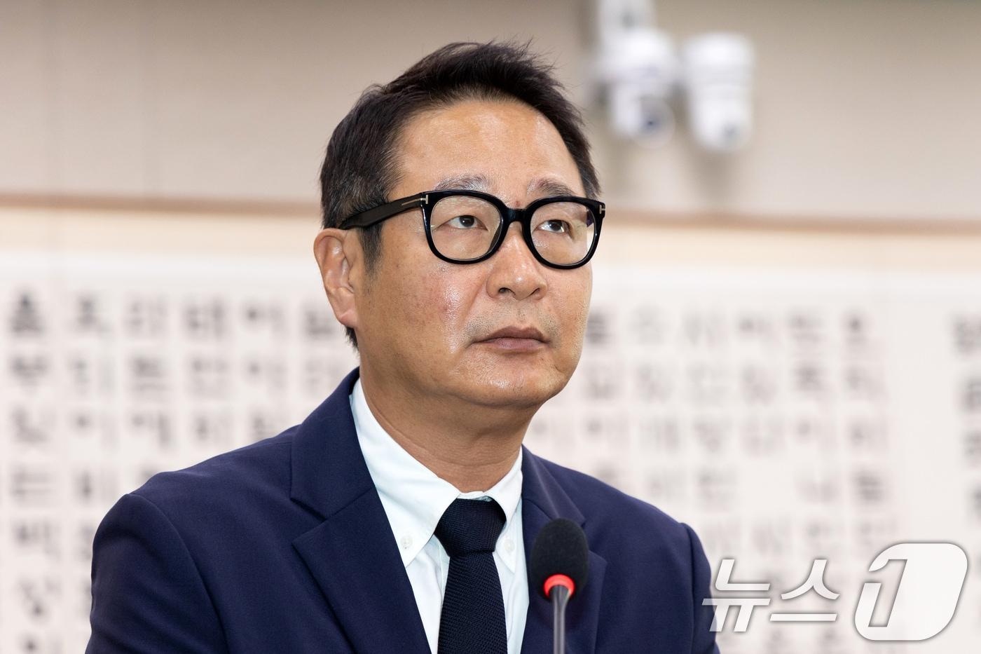 본문 이미지 - 16일 서울 여의도 국회에서 열린 법제사법위원회 감사원 등에 대한 국정감사 증인으로 출석한 21그램 대표 김 모 씨가 의원 질의를 듣고 있다. 2025.10.16 ⓒ 뉴스1 이승배 기자
