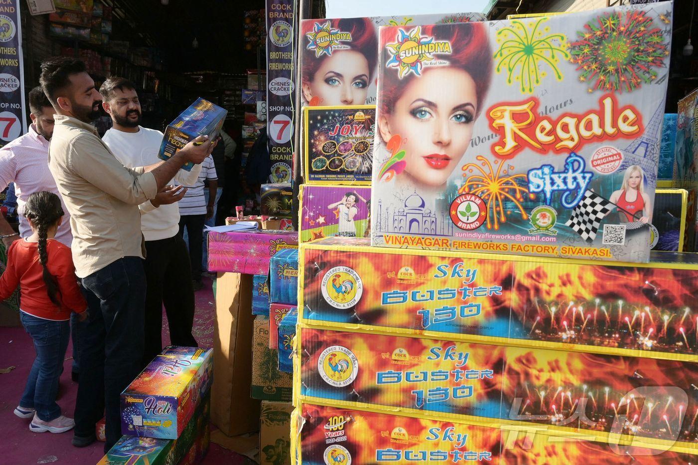 2023년 11월 11일&#40;현지시간&#41; 힌두교 최대 축제 디왈리를 앞두고 사람들이 폭죽을 구매하고 있다. ⓒ AFP=뉴스1 ⓒNews1 이정환 기자