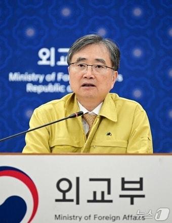 본문 이미지 - 조현 외교부 장관이 메콩 5개국(캄보디아, 베트남, 태국, 라오스, 미얀마) 공관장과 화상회의를 하고 있다.(조현 외교부 장관 페이스북)