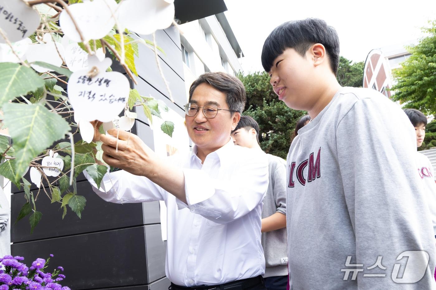 김동연 경기도지사와 동두천중학교 옥현일 군.&#40;경기도 제공. 재판매 및 DB금지&#41;