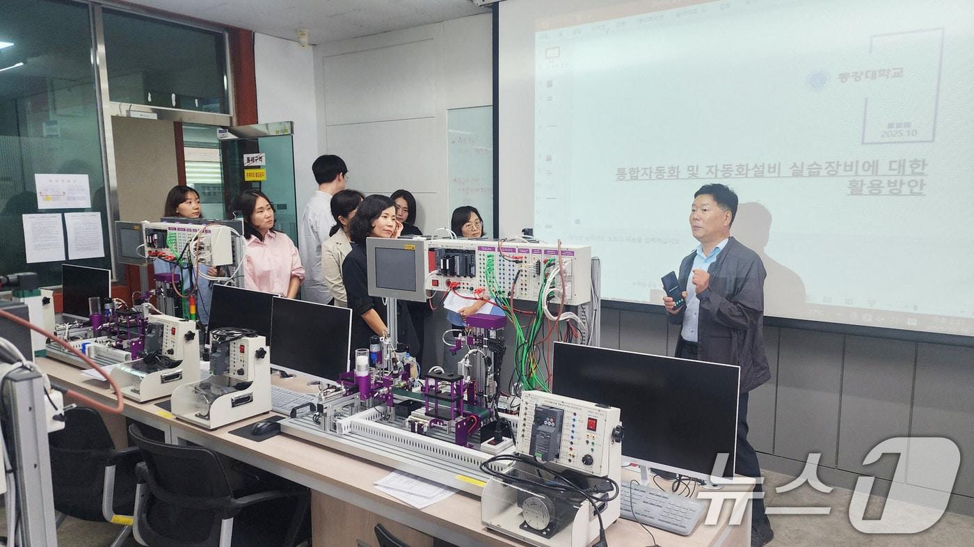 광주시가 16일 라이즈&#40;RISE‧지역혁신중심 대학지원체계&#41; 사업 수행 대학인 동강대학교 라이즈사업단을 방문해 추진 상황을 점검하고 있다.&#40;광주시 제공. 재판매 및 DB 금지&#41; 2025.10.16/뉴스1