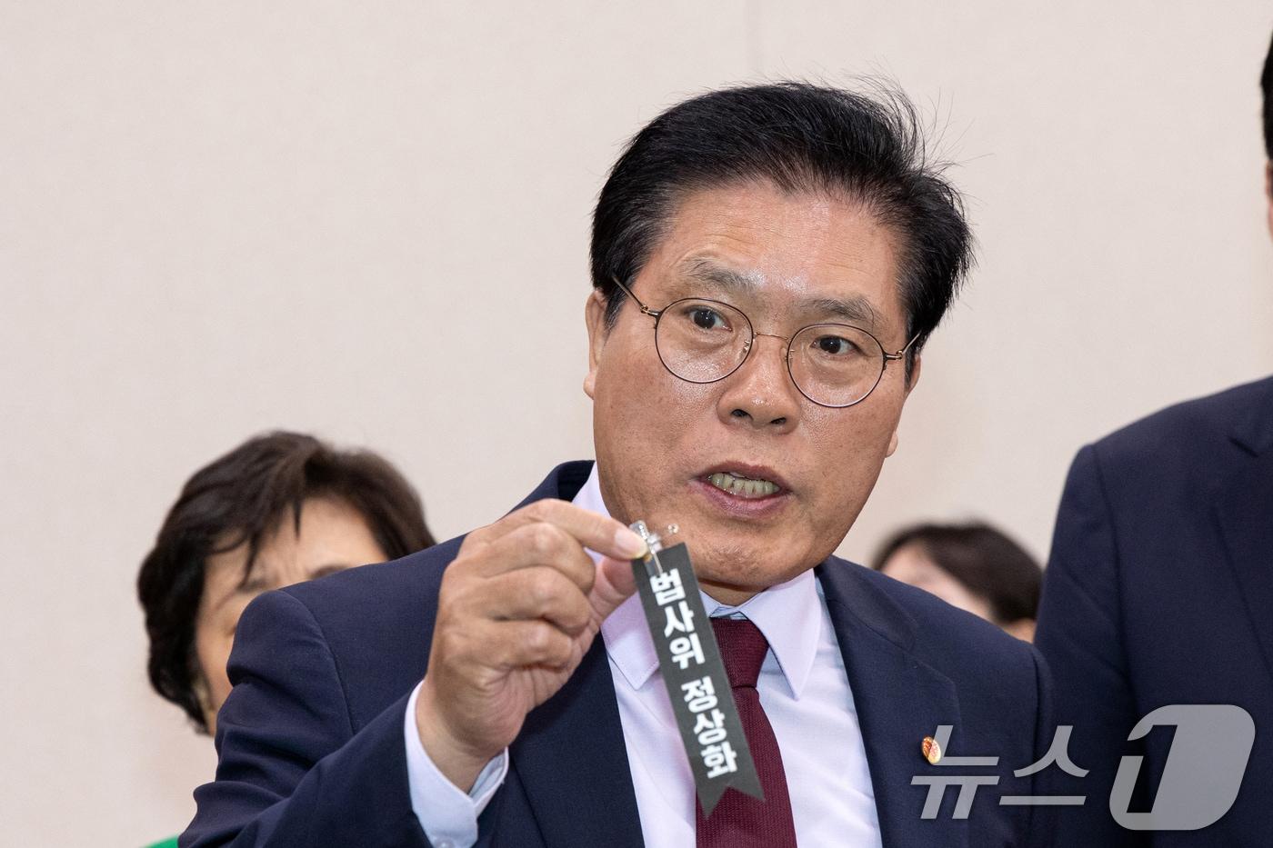 지난 10월 16일 서울 여의도 국회에서 열린 법제사법위원회 감사원 등에 대한 국정감사에서 송석준 국민의힘 의원이 추미애 위원장에게 의사 진행 관련으로 항의하고 있다. 2025.10.16/뉴스1 ⓒ News1 이승배 기자