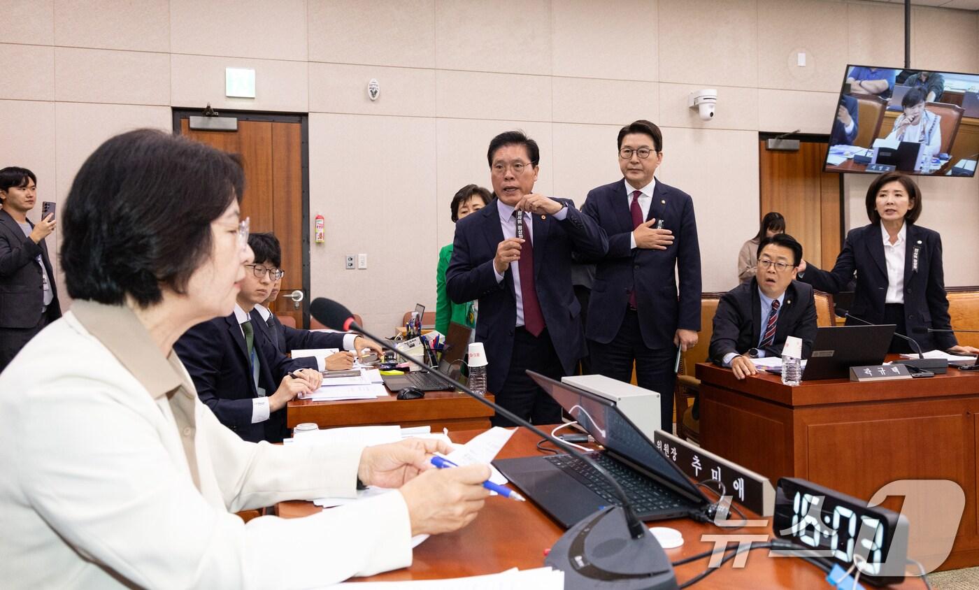 16일 서울 여의도 국회에서 열린 법제사법위원회 감사원 등에 대한 국정감사에서 국민의힘 위원들이 의사 진행 관련으로 추미애 위원장에게 항의하고 있다. 2025.10.16/뉴스1 ⓒ News1 이승배 기자