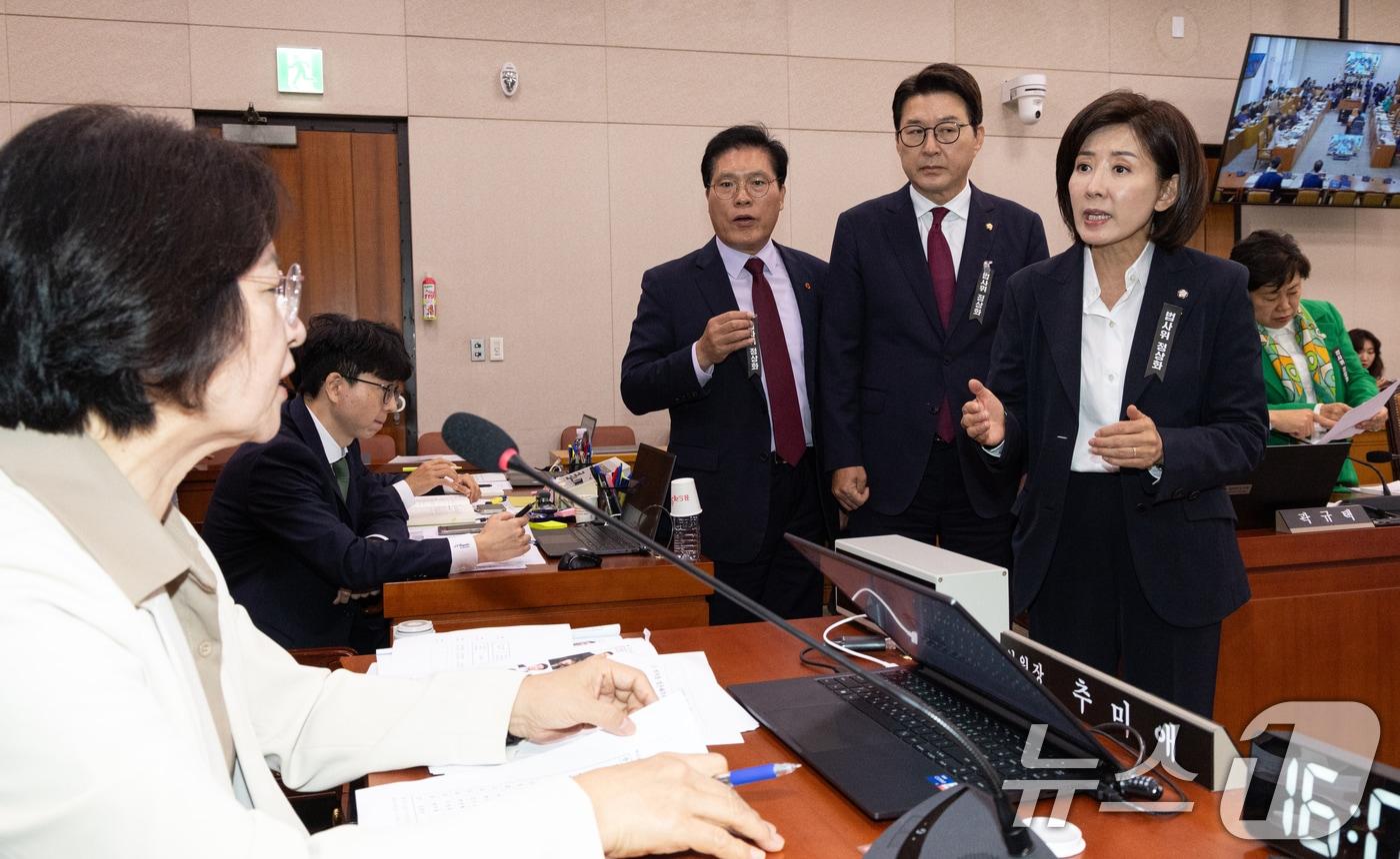 지난 16일 서울 여의도 국회에서 열린 법제사법위원회 감사원 등에 대한 국정감사에서 국민의힘 위원들이 의사 진행 관련으로 추미애 위원장에게 항의하고 있다. 2025.10.16/뉴스1 ⓒ News1 이승배 기자