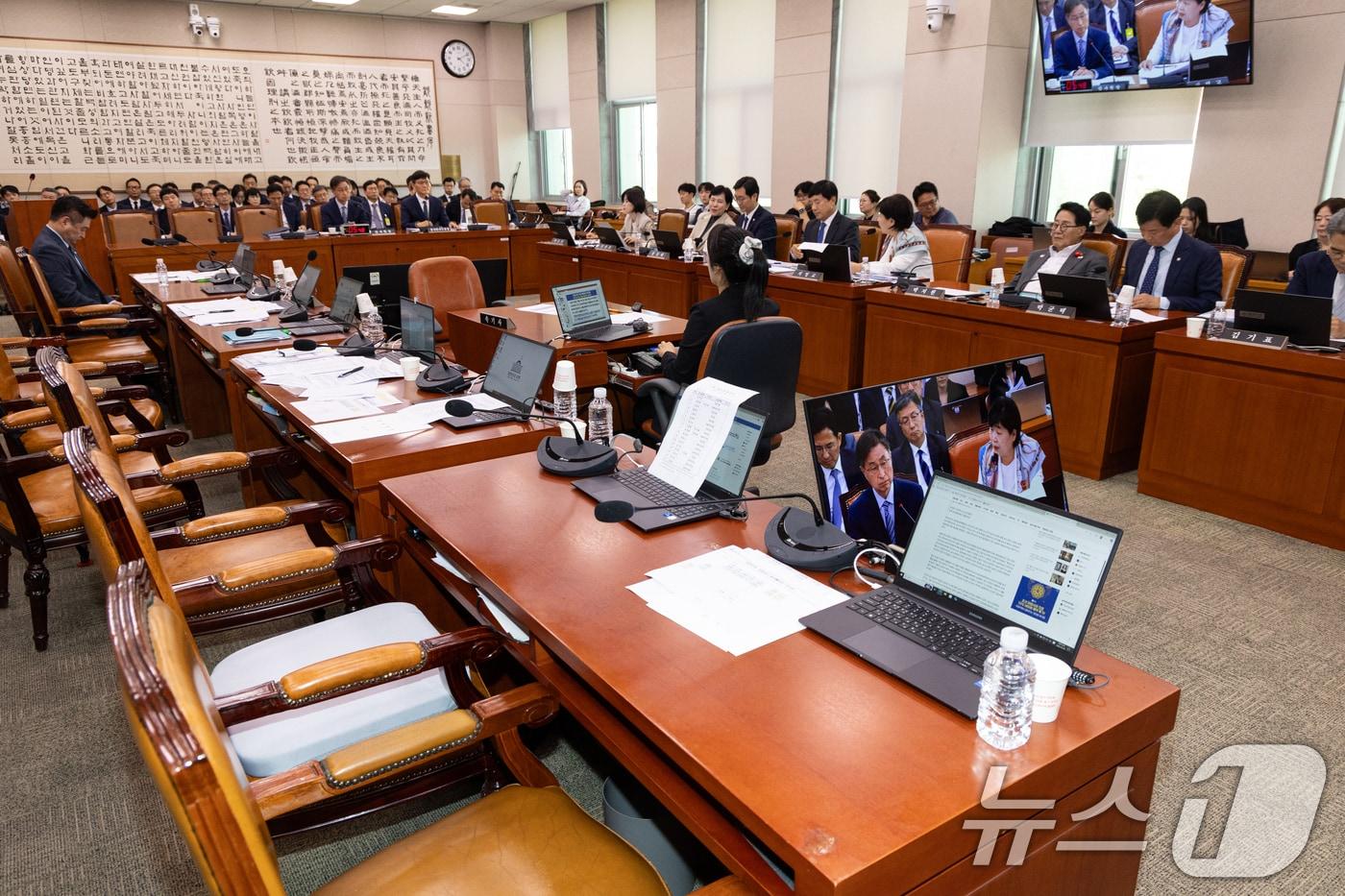16일 서울 여의도 국회에서 열린 법제사법위원회 감사원 등에 대한 국정감사에서 국민의힘 위원들이 의사 진행과 관련해 퇴장한 모습이 보이고 있다. 2025.10.16/뉴스1 ⓒ News1 이승배 기자