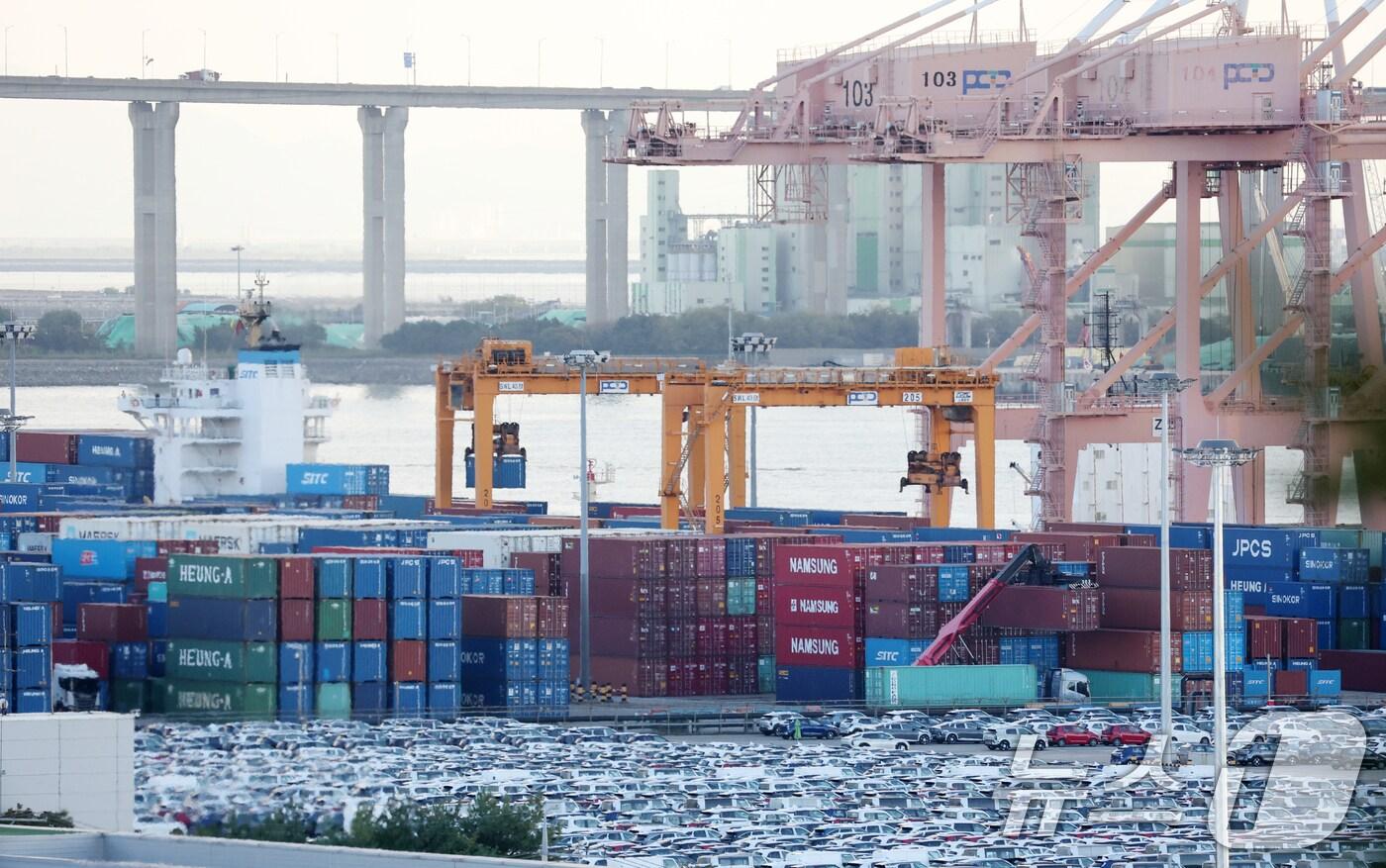 경기 평택시 포승읍 평택항에 수출용 컨테이너들이 쌓여있는 모습. 2025.10.16/뉴스1 ⓒ News1 김영운 기자