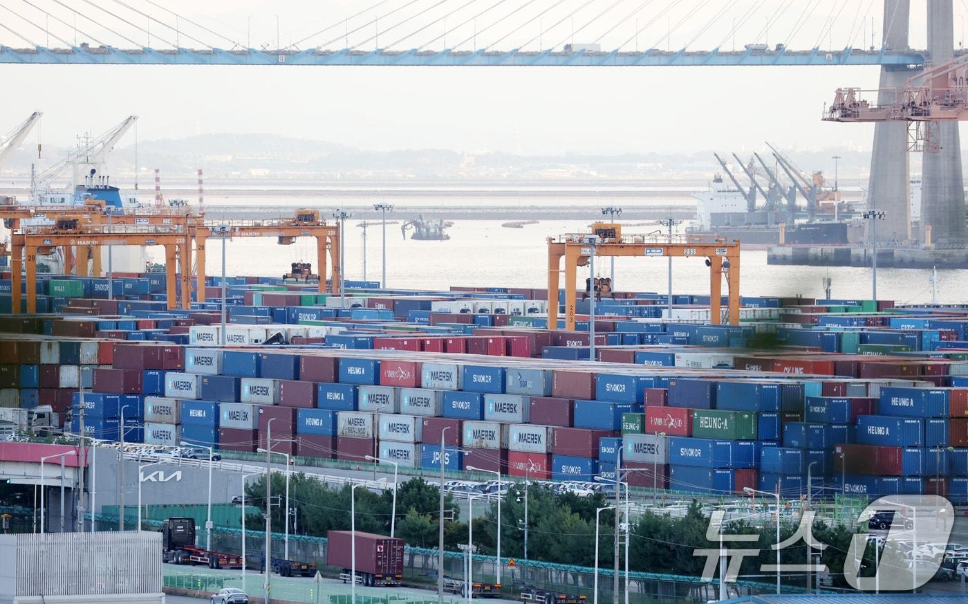 16일 김용범 대통령실 정책실장과 김정관 산업통상자원부 장관이 한미 관세 협상 후속 협의를 위해 미국으로 출국했다. 사진은 이날 경기 평택시 포승읍 평택항에 수출용 컨테이너들이 쌓여있는 모습. 2025.10.16/뉴스1 ⓒ News1 김영운 기자