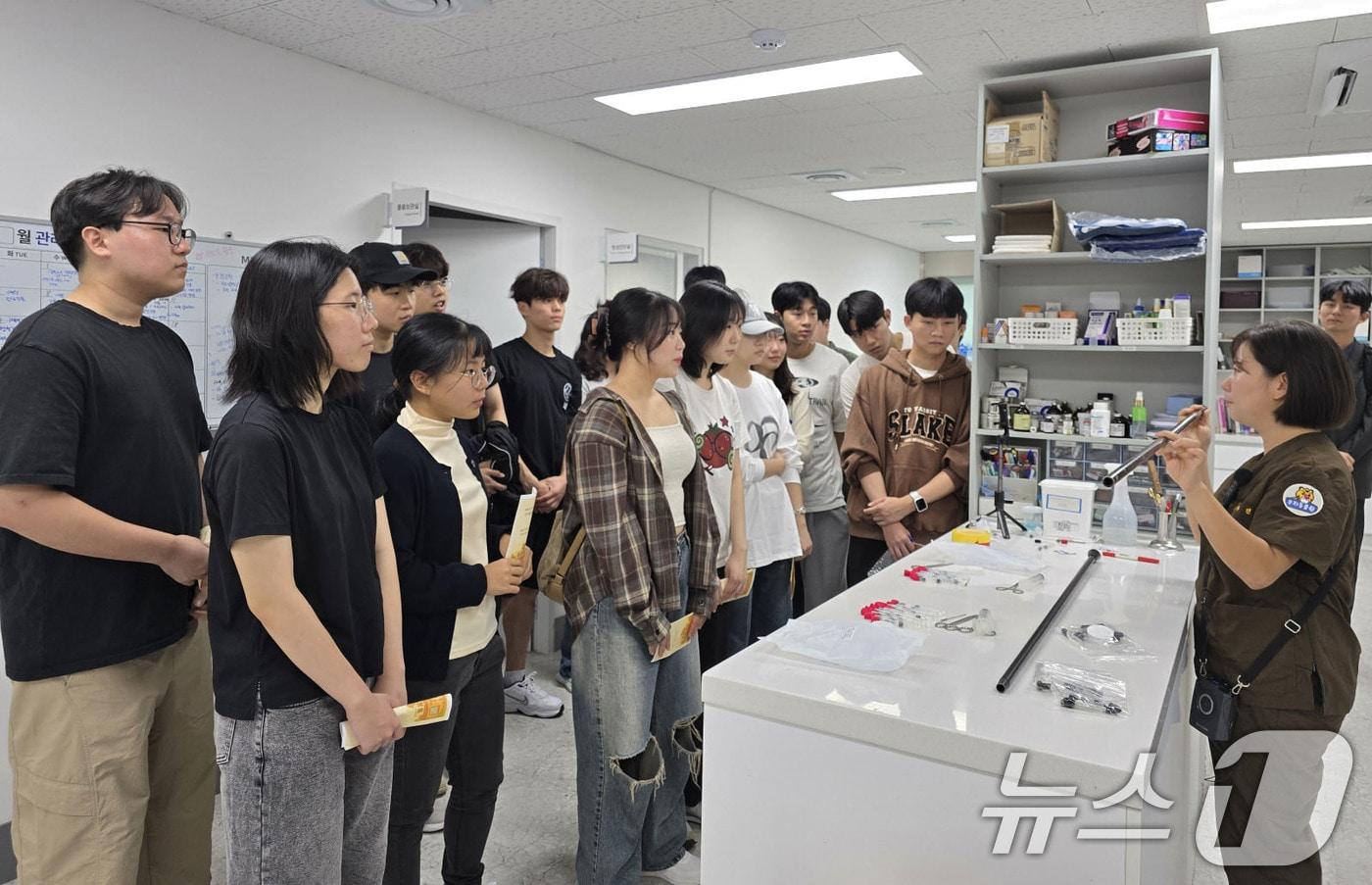 본문 이미지 - 전남대 수의과대학 예과 2학년 학생들이 16일 광주 우치동물원에서 현장 실습 교육을 받고 있다.(광주시 제공. 재판매 및 DB 금지) 