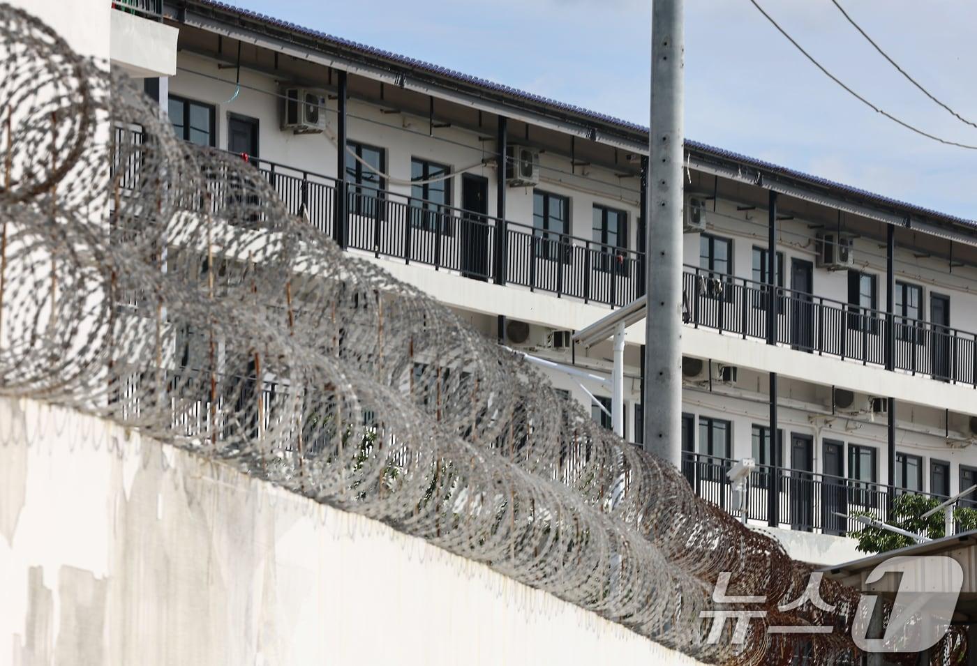 최근 캄보디아에서 한국인 대상 취업사기 및 감금 사건 등 각종 범죄에 연루된 사례가 수면 위로 드러나고 있다. 사진은 16일&#40;현지시간&#41; 캄보디아 프놈펜 인근 온라인스캠범죄단지로 알려진 태자단지. 2025.10.15/뉴스1 ⓒ News1 김도우 기자