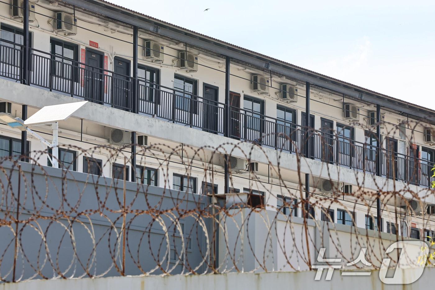 최근 캄보디아에서 한국인 대상 취업사기 및 감금 사건 등 각종 범죄에 연루된 사례가 수면 위로 드러나고 있다. 사진은 16일(현지시간) 캄보디아 프놈펜 인근 온라인스캠범죄단지로 알려진 태자단지. 2025.10.15/뉴스1 ⓒ News1 김도우 기자