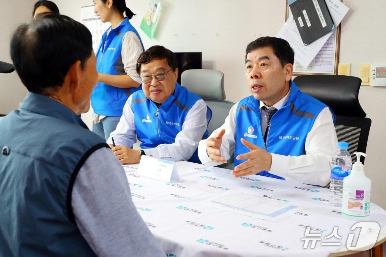 본문 이미지 - 박종길 이사장이 16일 경북 경산시 산전리 마을회관에서 노사공동 메디컬 봉사활동을 진행하고 있다. (근로복지공단 제공. 재판매 및 DB 금지) /뉴스1