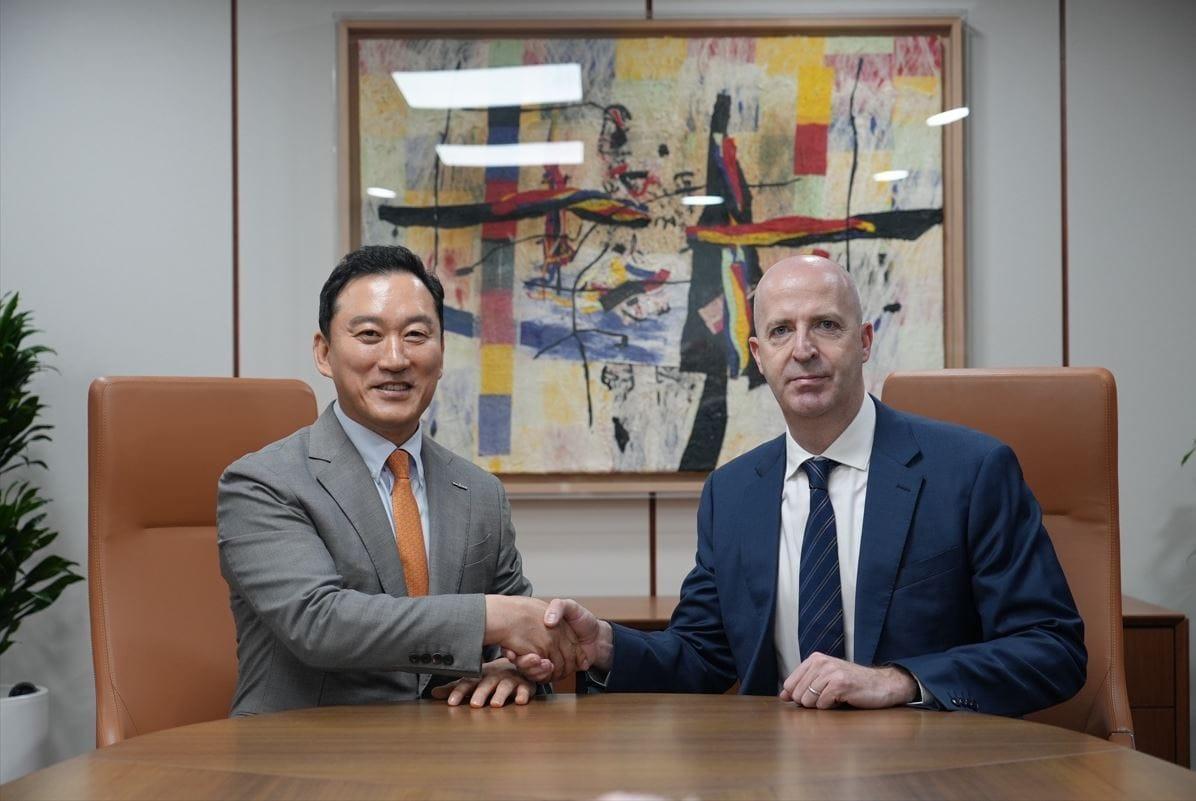 본문 이미지 - [사진설명] 김성환 한국투자증권 사장&#40;왼쪽&#41;과 댄 왓킨스&#40;Dan Watkins&#41; JP모간 아시아태평양 CEO가 16일 서울 여의도 한국투자증권 본사에서 만나 전략적 비즈니스 협력방안을 논의한 뒤 기념촬영을 하고 있다.