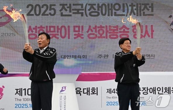 본문 이미지 - 정종복 기장군수(우측)와 박홍복 기장군의회 의장이 성화봉송 주자에게 성화를 전달하고 있다.(기장군 제공. 재판매 및 DB금지)