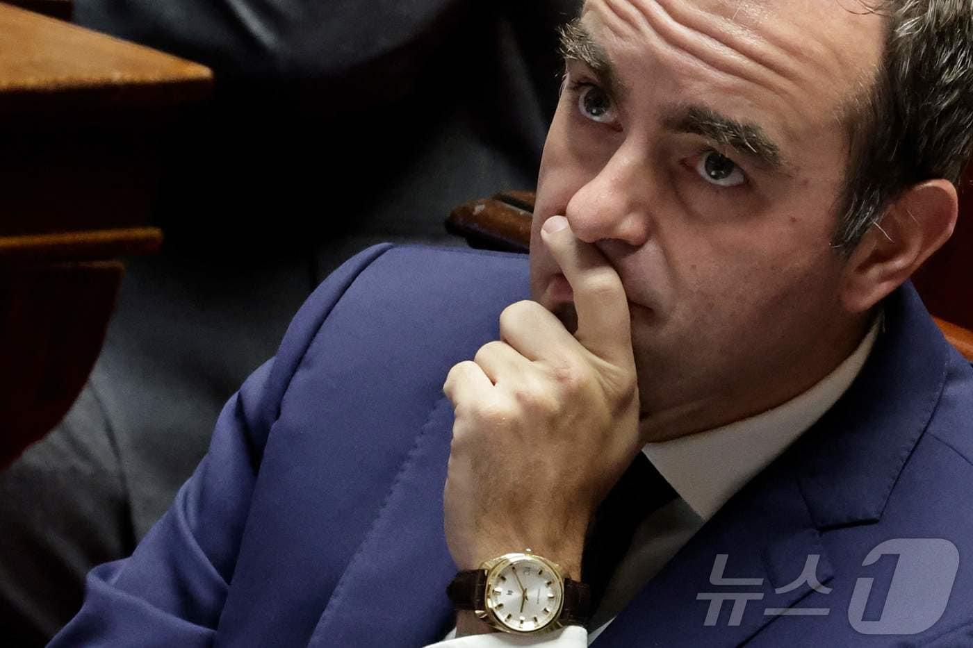 본문 이미지 - 세바스티앙 르코르뉘 프랑스 총리가 16일(현지시간) 프랑스 하원에서 열린 정부 불신임안 심의에 참석하고 있다. 르코르뉘 총리는 사임 나흘 만에 지난주 총리로 재임명되었으며, 정부의 존속을 위해서는 의회 내 사회당 의원들의 지지가 절실하다. 2025.10.16. ⓒ AFP=뉴스1 ⓒ News1 이정환 기자