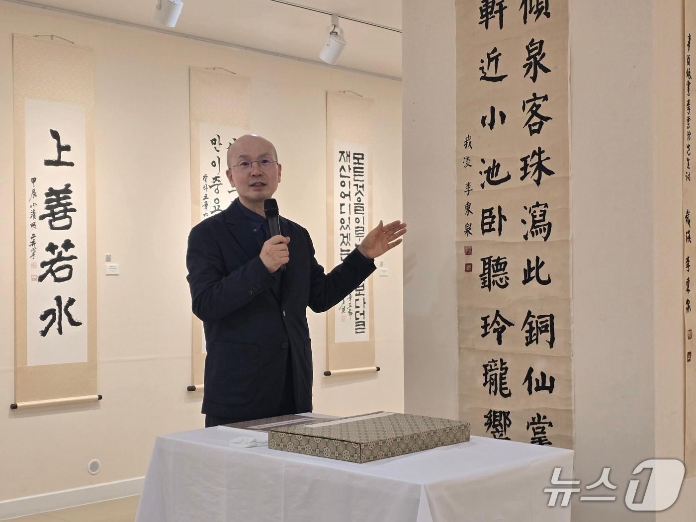 본문 이미지 - 16일 이동천 작가가 &#39;천상운집&#39; 기자간담회에서 50년 서체 연구 과정을 설명하고 있다. ⓒ 뉴스1 김정한 기자