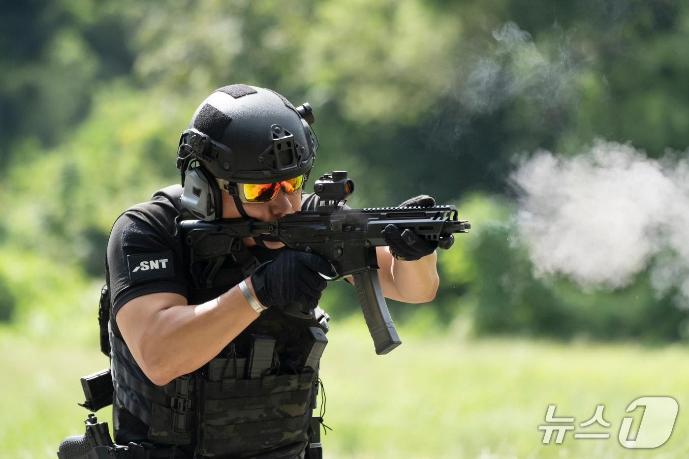 SNT모티브의 STSM21 기관단총(SNT그룹 제공)