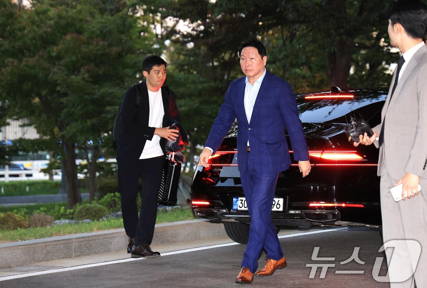 최태원 SK그룹 회장이 도널드 트럼프 미국 대통령과의 관세 협상 지원과 투자 유치 행사에 참석하기 위해 16일 오후 서울 강서구 김포비즈니스항공센터&#40;SGBAC&#41;를 통해 출국하고 있다. 이번 회동은 손정의 일본 소프트뱅크그룹 회장의 초청으로 오는 18일&#40;현지시간&#41;에 삼성, SK, 현대차, LG, 한화 등 국내 5대 그룹 총수들이 도널드 트럼프 미국 대통령의 사저가 있는 플로리다 마러라고 리조트를 방문할 예정이다. 2025.10.16/뉴스1 ⓒ News1 이호윤 기자