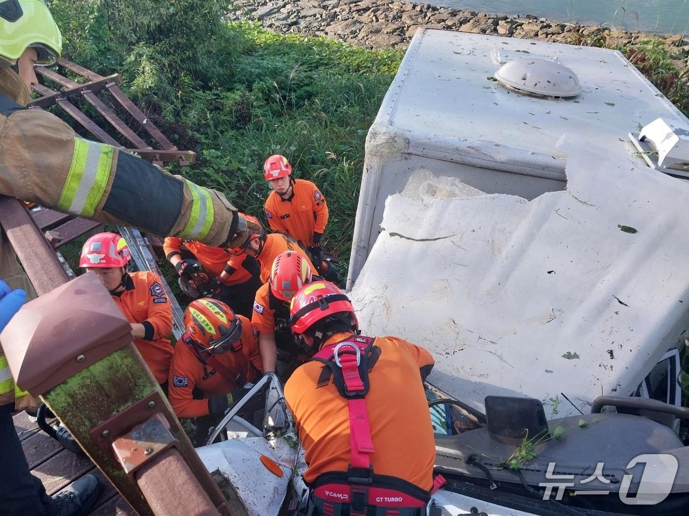 본문 이미지 - 사고 현장.(경남소방본부 제공. 재판매 및 DB금지)