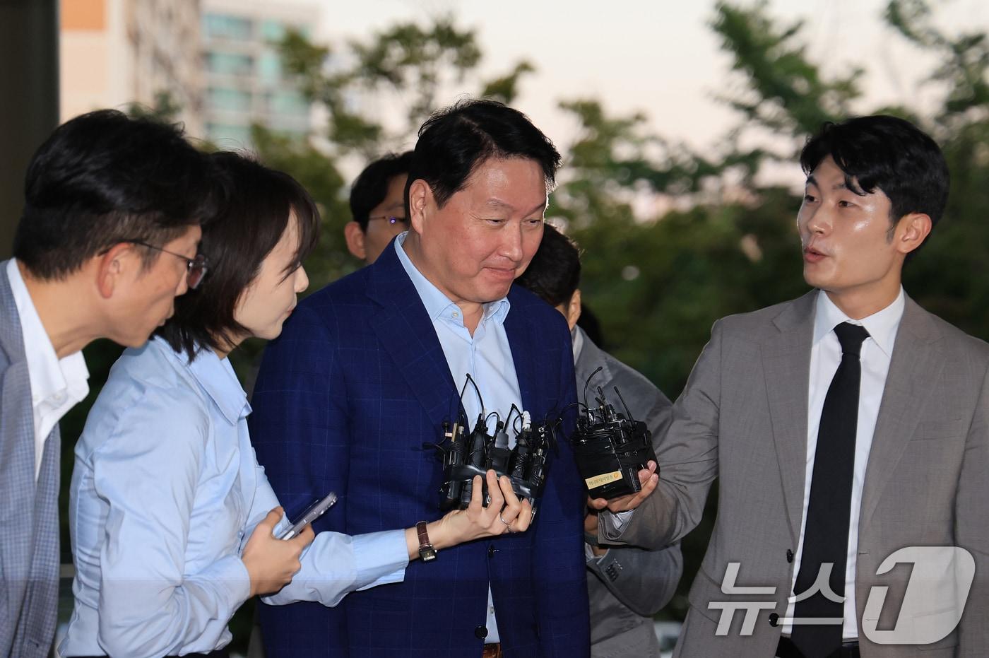 최태원 SK그룹 회장이 서울 강서구 김포비즈니스항공센터(SGBAC)를 통해 출국하고 있다. /뉴스1 자료사진