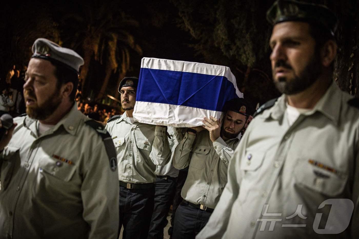 이스라엘 군인들이 하마스가 송환한 인질 시신을 운구하고 있다. 2025.10.15. ⓒ AFP=뉴스1 ⓒ News1 이지예 객원기자 &#40;자료사진&#41;