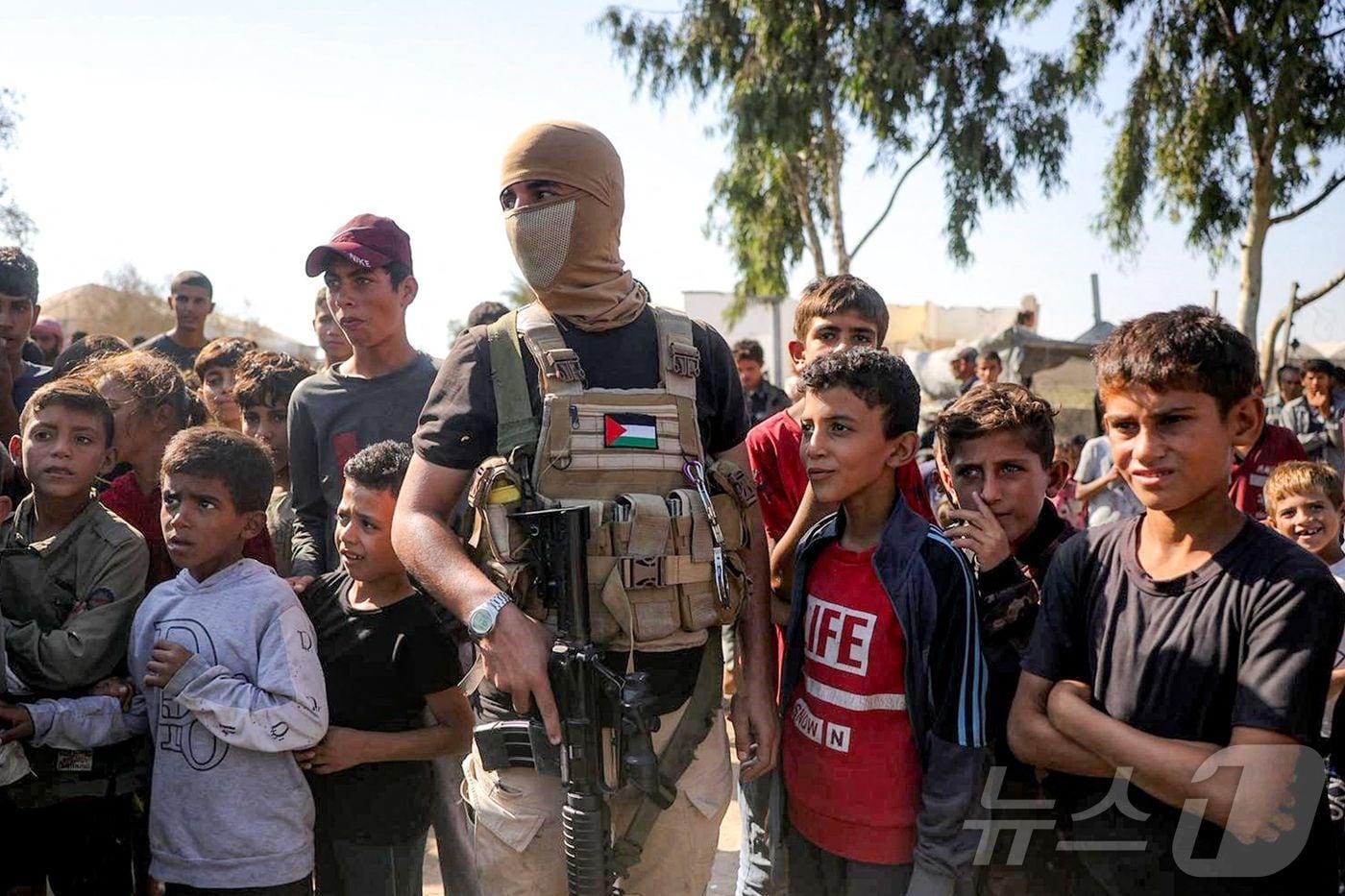 가자지구 1단계 휴전 합의에 따라 재배치된 하마스 대원&#40;가운데&#41;. 2025.10.13 ⓒ AFP=뉴스1 ⓒ News1 이지예 객원기자