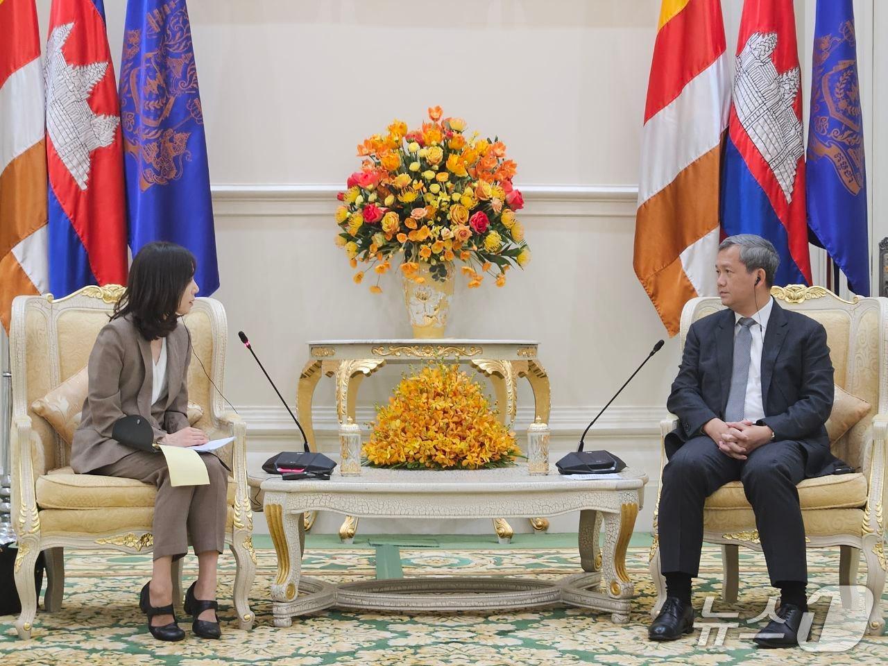 본문 이미지 -  캄보디아를 방문 중인 김진아 외교부 제2차관 겸 캄보디아 취업사기·감금 정부합동대응팀 단장은 16일(현지시간) 프놈펜에서 훈 마네트 총리를 면담했다. 2025.10.16. (외교부 제공)
