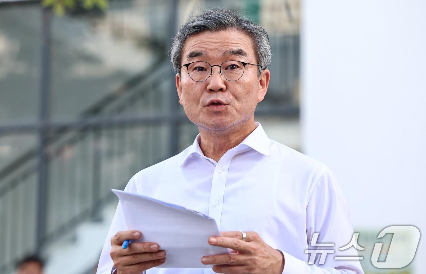 박성주 경찰청 국가수사본부장이 지난 16일&#40;현지시간&#41; 캄보디아 온라인스캠범죄단지로 알려진 태자단지를 방문해 현장점검 후 브리핑하고 있다. 2025.10.16/뉴스1 ⓒ News1 김도우 기자