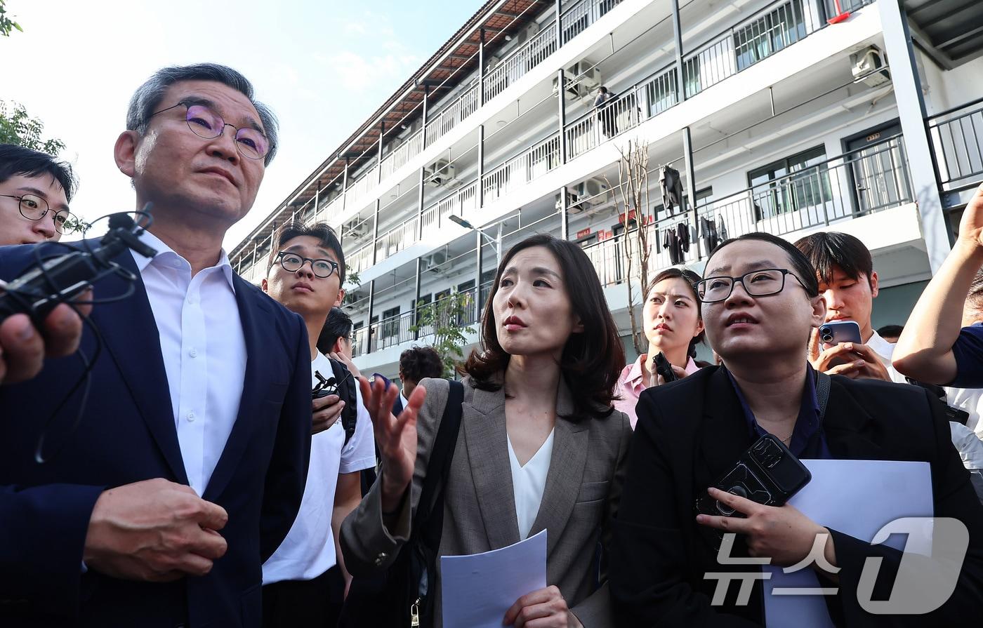 김진아 외교부 2차관과 박성주 경찰청 국가수사본부장이 16일(현지시간) 캄보디아 온라인스캠범죄단지로 알려진 태자단지를 방문해 현장점검하고 있다. 2025.10.16/뉴스1 ⓒ News1 김도우 기자