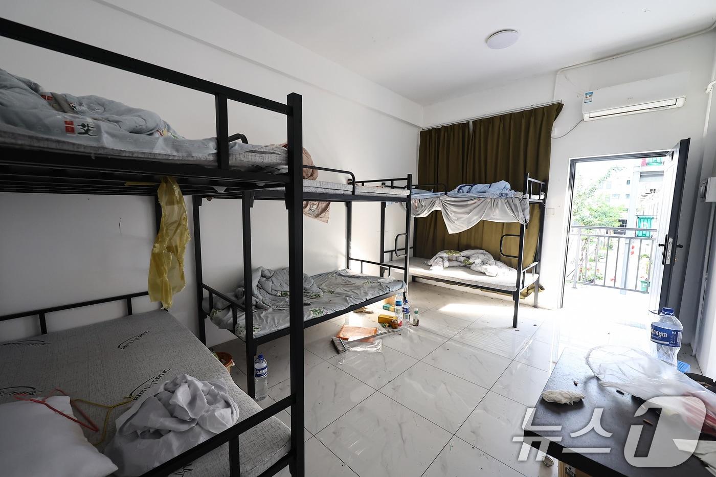 최근 캄보디아에서 한국인 대상 취업사기 및 감금 사건 등 각종 범죄에 연루된 사례가 수면 위로 드러나고 있다. 사진은 16일&#40;현지시간&#41; 캄보디아 프놈펜 인근 온라인스캠범죄단지인 태자단지 내부. 2025.10.16/뉴스1 ⓒ News1 김도우 기자