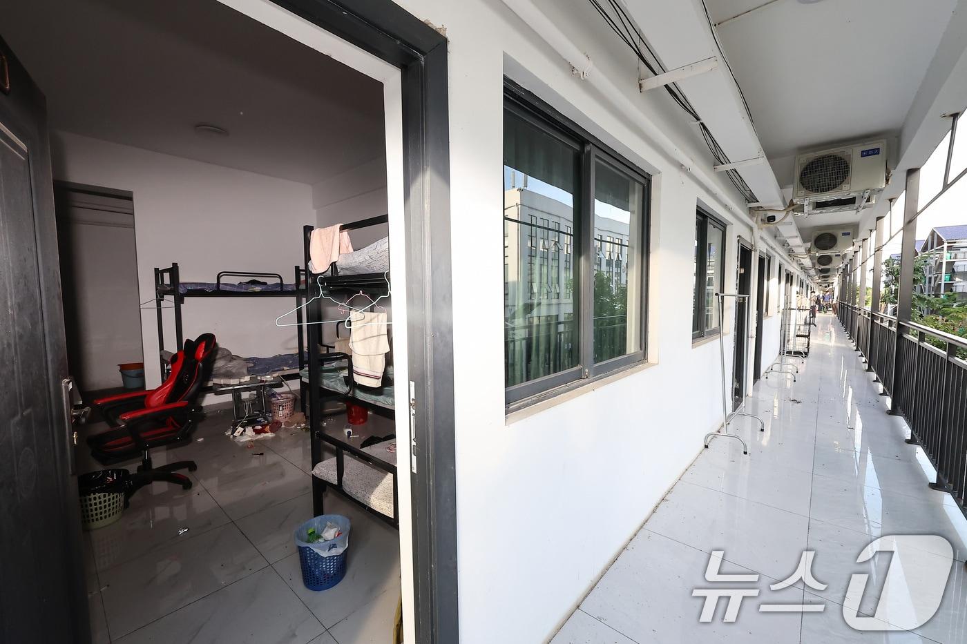 최근 캄보디아에서 한국인 대상 취업사기 및 감금 사건 등 각종 범죄에 연루된 사례가 수면 위로 드러나고 있다. 사진은 16일(현지시간) 캄보디아 프놈펜 인근 온라인스캠범죄단지인 태자단지 내부. 2025.10.16/뉴스1 ⓒ News1 김도우 기자