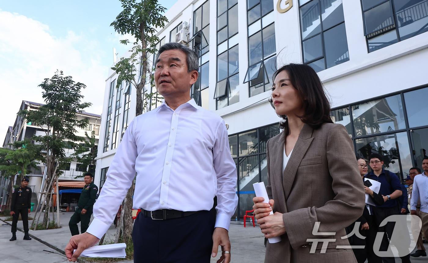 김진아 외교부 2차관과 박성주 경찰청 국가수사본부장이 16일(현지시간) 캄보디아 온라인스캠범죄단지로 알려진 태자단지를 방문해 현장점검하고 있다. 2025.10.16/뉴스1 ⓒ News1 김도우 기자
