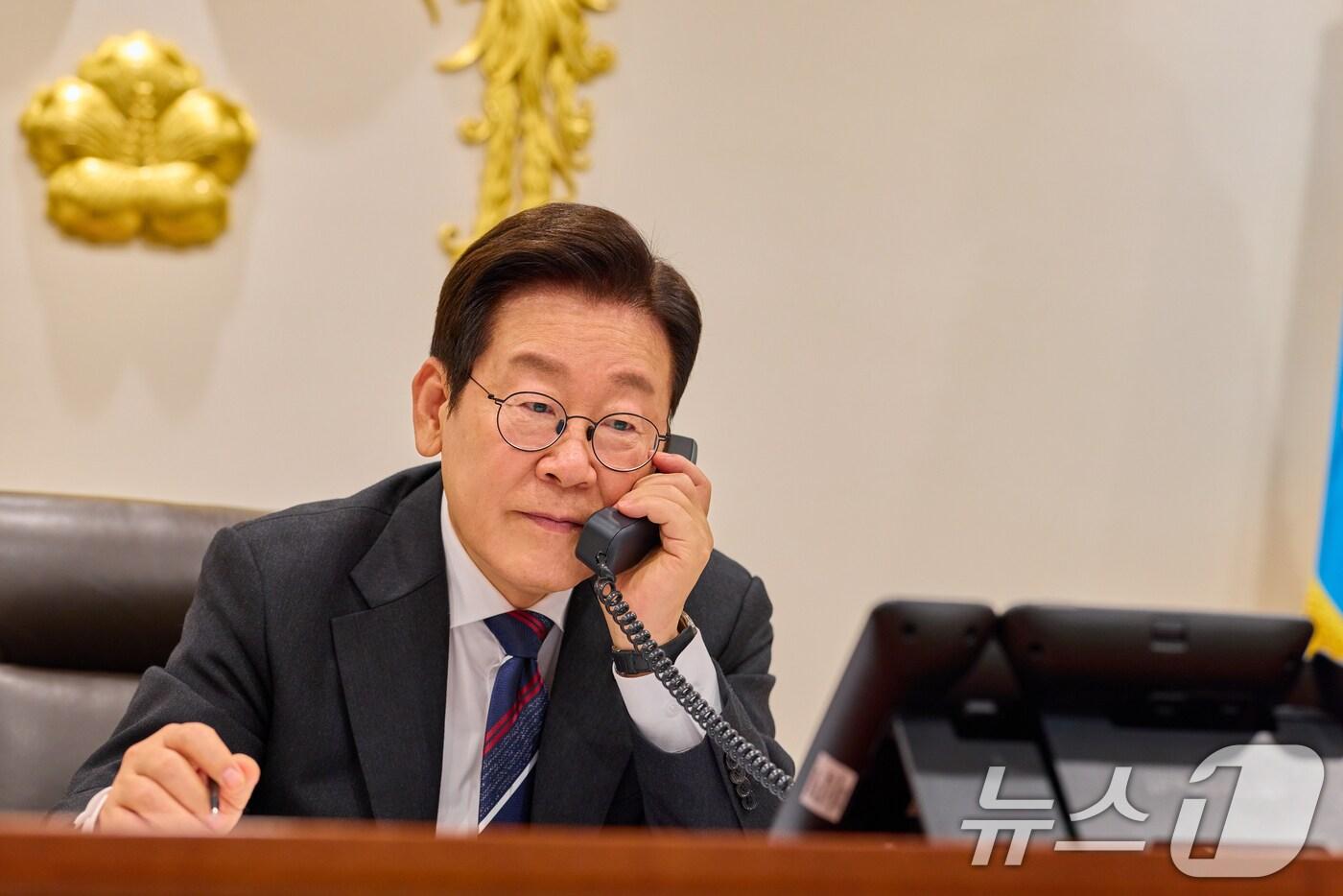 이재명 대통령이 16일 서울 용산 대통령실 청사 집무실에서 아누틴 찬위라꾼 태국 총리와 전화 통화하고 있다. &#40;대통령실 제공. 재판매 및 DB 금지&#41; 2025.10.16/뉴스1 ⓒ News1 허경 기자