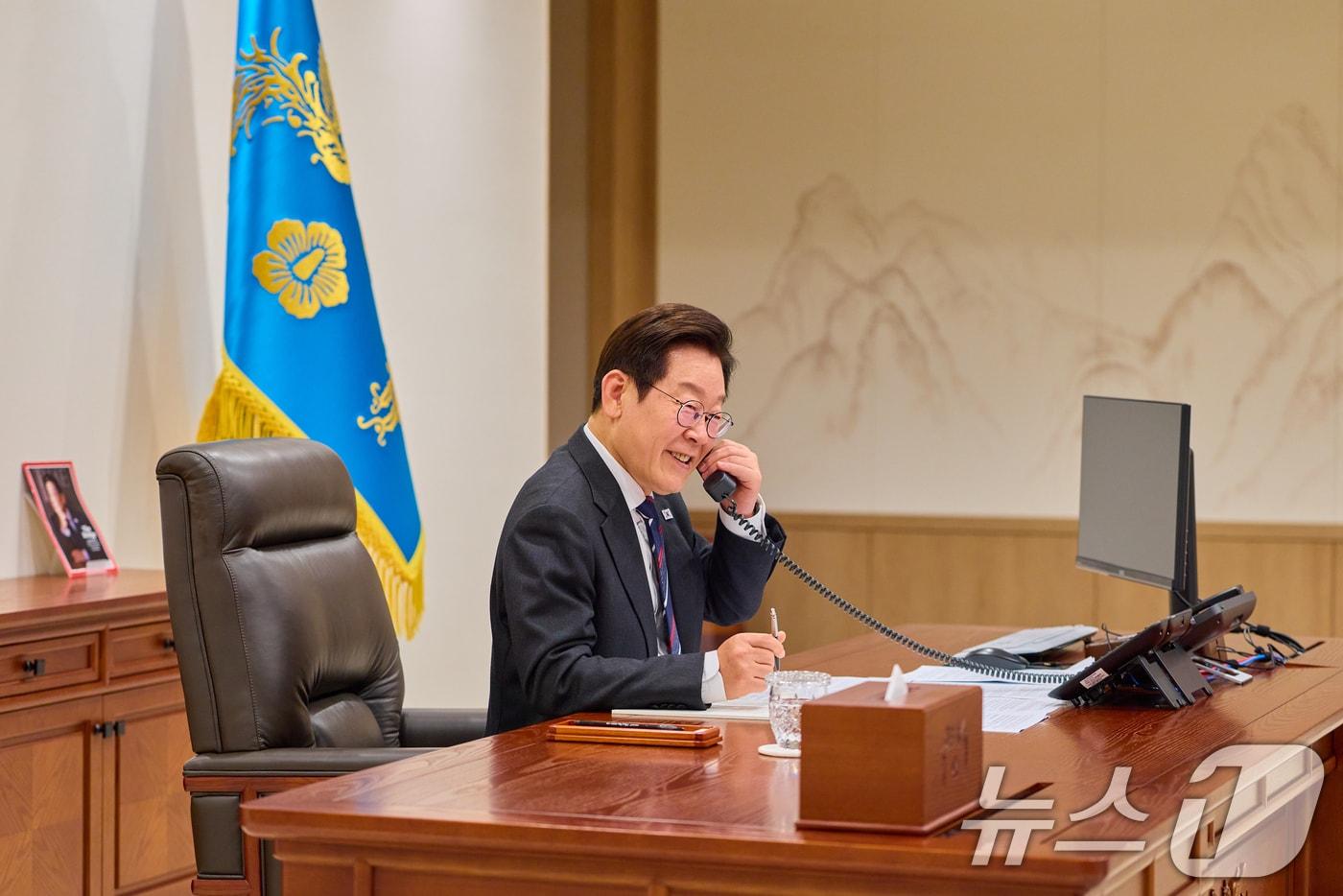 이재명 대통령이 16일 서울 용산 대통령실 청사 집무실에서 아누틴 찬위라꾼 태국 총리와 전화 통화하고 있다. &#40;대통령실 제공. 재판매 및 DB 금지&#41; 2025.10.16/뉴스1 ⓒ News1 허경 기자