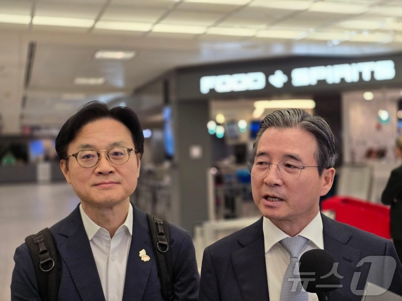본문 이미지 - 김용범 대통령실 정책실장&#40;오른쪽&#41;과 김정관 산업통상자원부 장관이 16일&#40;현지시간&#41; 미국 워싱턴DC 인근 덜레스 국제공항으로 입국한 뒤 한미 간 무역합의 후속협상에 대한 취재진 질문에 답하고 있다. 2025.10.17/뉴스1 ⓒ News1 류정민 특파원