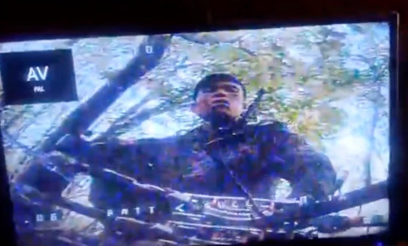 본문 이미지 - 러시아로 파병된 북한군 병사가 우크라이나 진지를 겨냥한 러시아 다연발 로켓 시스템을 조정하는 모습. (사진=우크라이나 총참모부 페이스북 영상 갈무리)