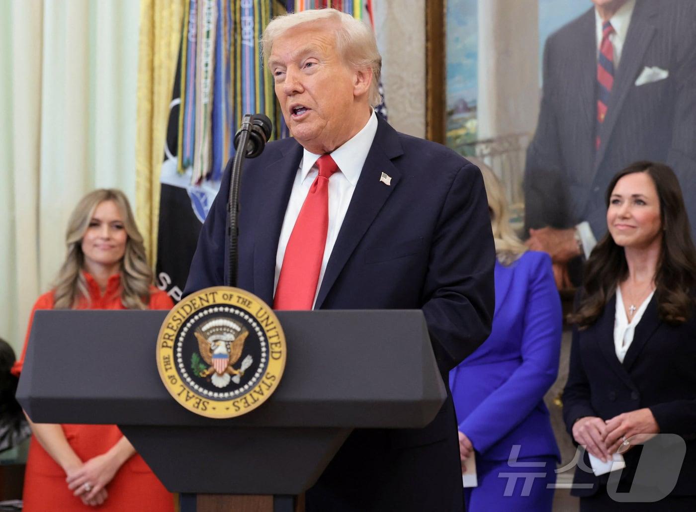 본문 이미지 - 16일&#40;현지시간&#41; 도널드 트럼프 미국 대통령이 워싱턴DC 백악관에서 불임 치료 보험 적용 관련 발표를 하고 있다. 2025.10.16 ⓒ 로이터=뉴스1 ⓒ News1 김지완 기자