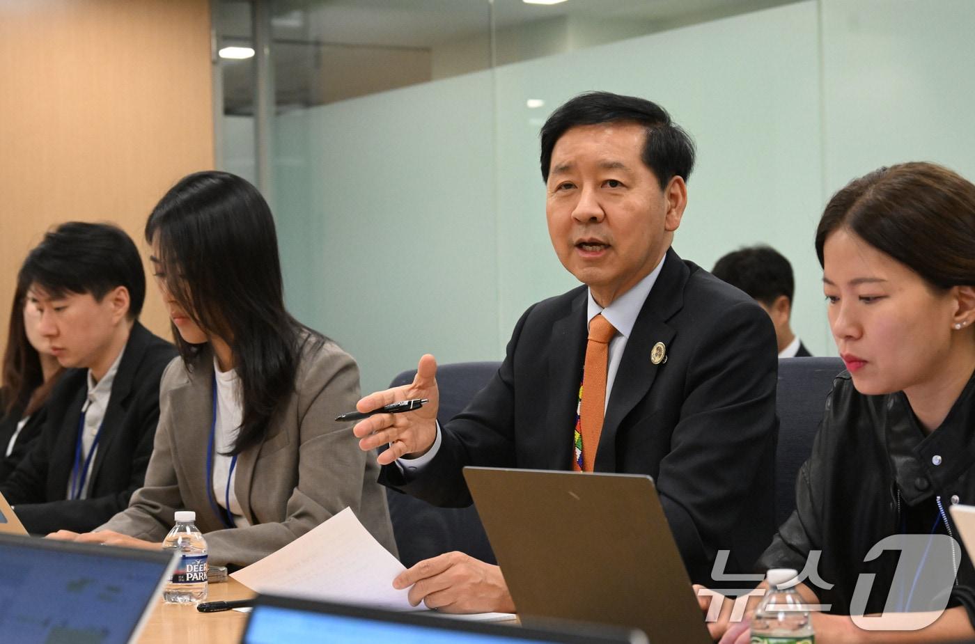 주요20개국(G20) 재무장관회의와 국제통화기금 및 세계은행(IMF/WB) 연차총회 참석차 미국 워싱턴D.C를 방문 중인 구윤철 경제부총리 겸 기획재정부 장관이 16일(현지시간) 국제통화기금(IMF)에서 동행 기자단과 간담회를 하고 있다. (기재부 제공. 재판매 및 DB 금지) 2025.10.17/뉴스1