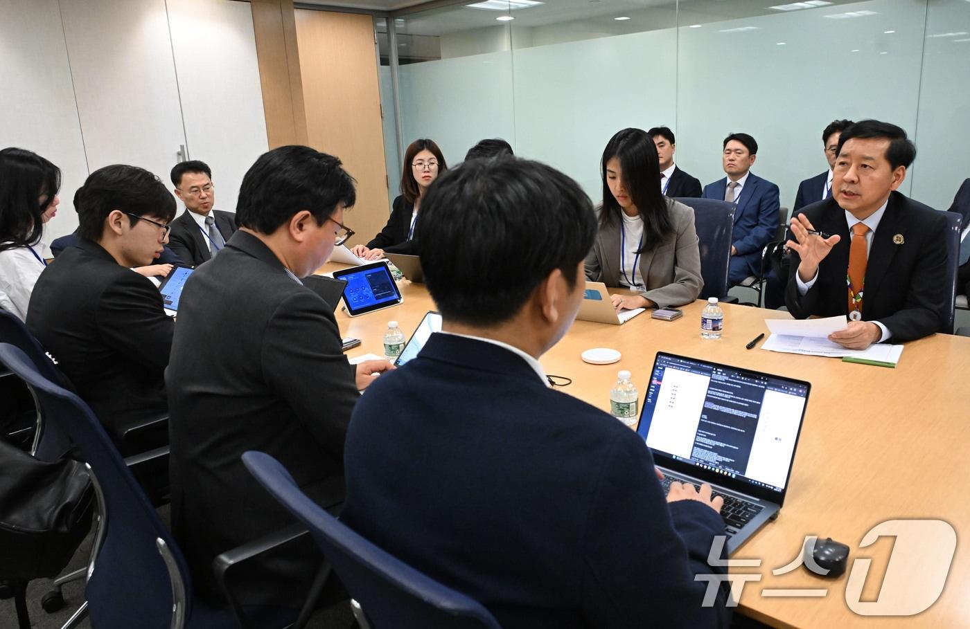 주요20개국&#40;G20&#41; 재무장관회의와 국제통화기금 및 세계은행&#40;IMF/WB&#41; 연차총회 참석차 미국 워싱턴D.C를 방문 중인 구윤철 경제부총리 겸 기획재정부 장관이 16일&#40;현지시간&#41; 국제통화기금&#40;IMF&#41;에서 동행 기자단과 간담회를 하고 있다. &#40;기재부 제공. 재판매 및 DB 금지&#41; 2025.10.17/뉴스1