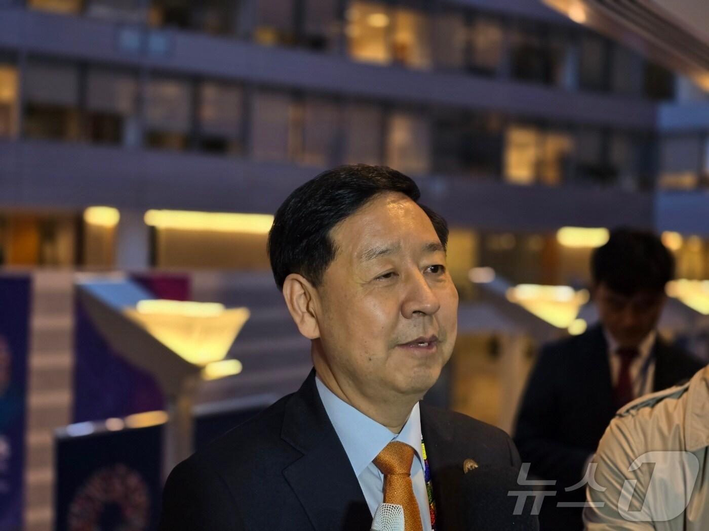 본문 이미지 - 구윤철 경제부총리 겸 기획재정부 장관이 16일(현지시간) 미국 워싱턴DC 국제통화기금(IMF) 본부 건물에서 특파원들과 만나 한미 후속 무역협상 진행 상황에 대해 얘기를 나누고 있다. ⓒ News1 류정민 특파원