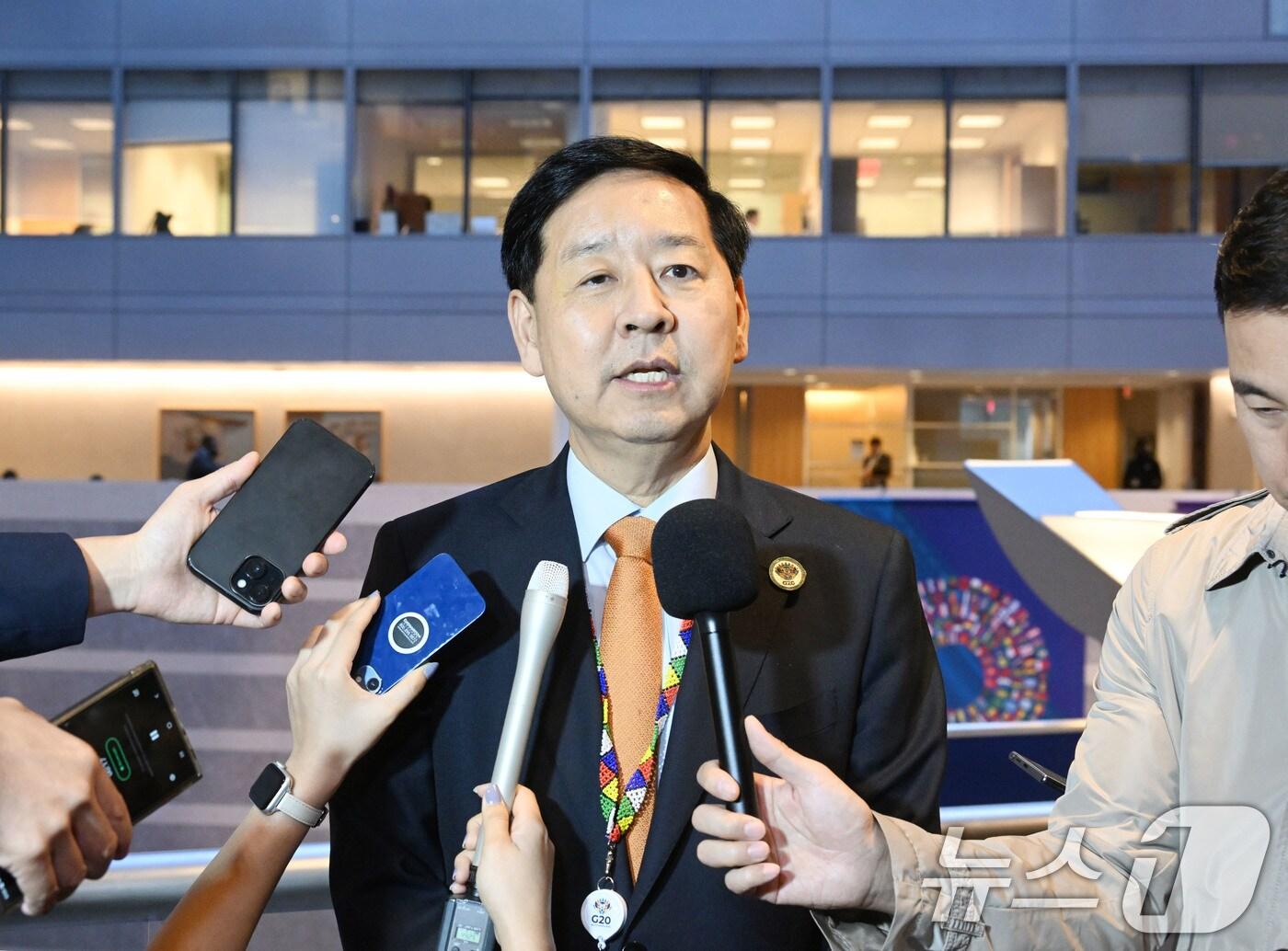 본문 이미지 - 주요20개국&#40;G20&#41; 재무장관회의와 국제통화기금 및 세계은행&#40;IMF/WB&#41; 연차총회 참석차 미국 워싱턴D.C를 방문중인 구윤철 경제부총리 겸 기획재정부 장관이 16일&#40;현지시간&#41; 국제통화기금&#40;IMF&#41;에서 특파원 인터뷰를 하고 있다. &#40;기재부 제공. 재판매 및 DB 금지&#41; 2025.10.17/뉴스1