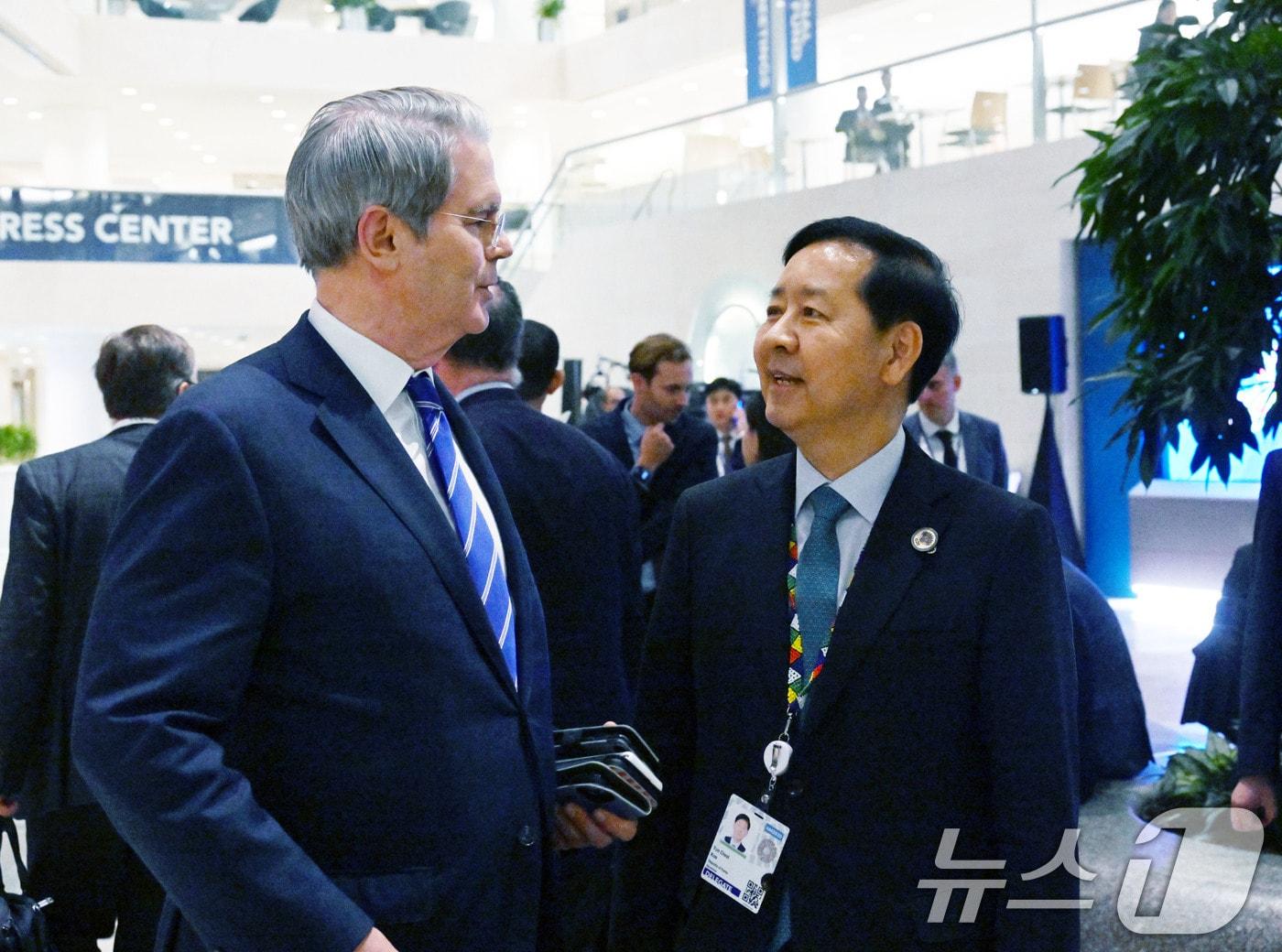 본문 이미지 - 구윤철 경제부총리 겸 기획재정부 장관이 15일 저녁&#40;현지시간&#41; 미국 워싱턴D.C 국제통화기금&#40;IMF&#41;에서 주요 20개국&#40;G20&#41; 재무장관회의 계기로 스콧 베센트 미국 재무장관을 만나 양자간의 관심사에 대해 의견을 교환하고 있다. &#40;기재부 제공. 재판매 및 DB 금지&#41; 2025.10.17/뉴스1