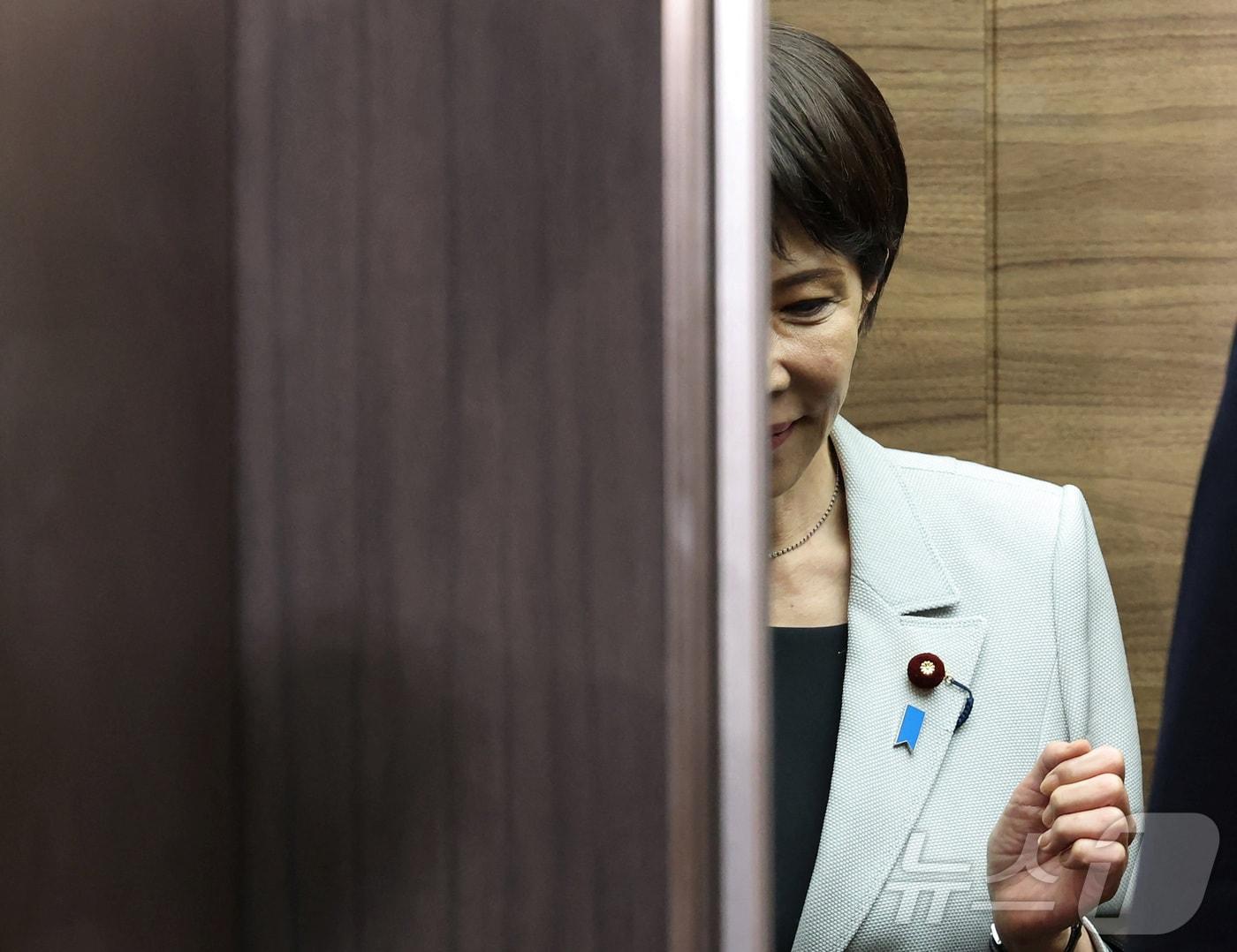 본문 이미지 - 다카이치 사나에 일본 집권 자민당 총재가 16일 당 지도부와 회동한 뒤 엘리베이터를 타고 있다. 2025.10.16 ⓒ 로이터=뉴스1 ⓒ News1 강민경 기자