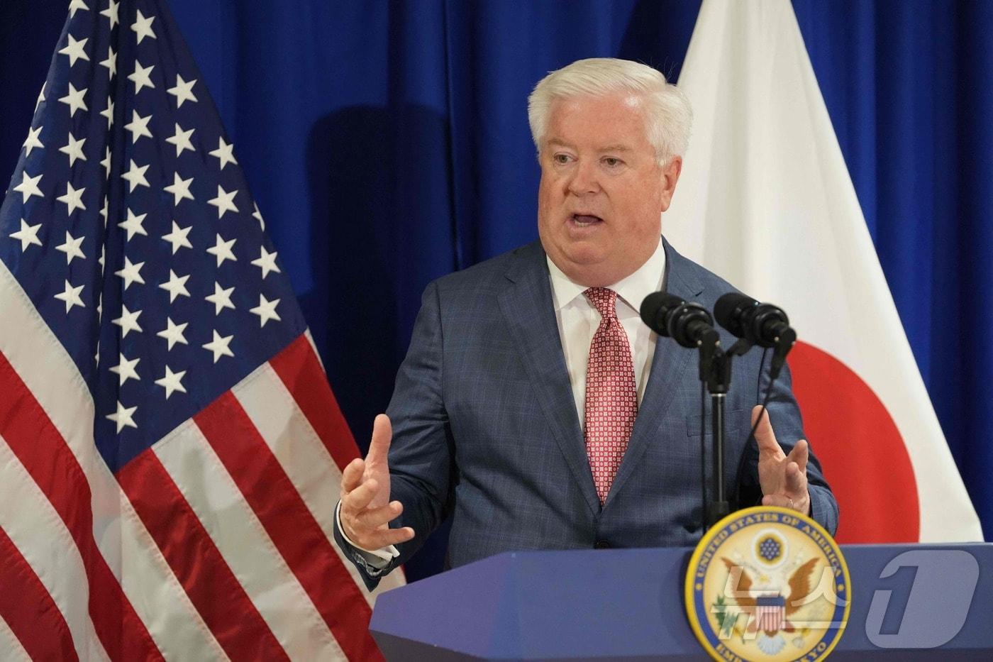 조지 글래스 주일 미국 대사가 4월 도쿄 하네다 공항에 도착한 후 기자회견에서 기자들과 질의응답 시간을 갖고 있다. 2025.4.18 ⓒ AFP=뉴스1