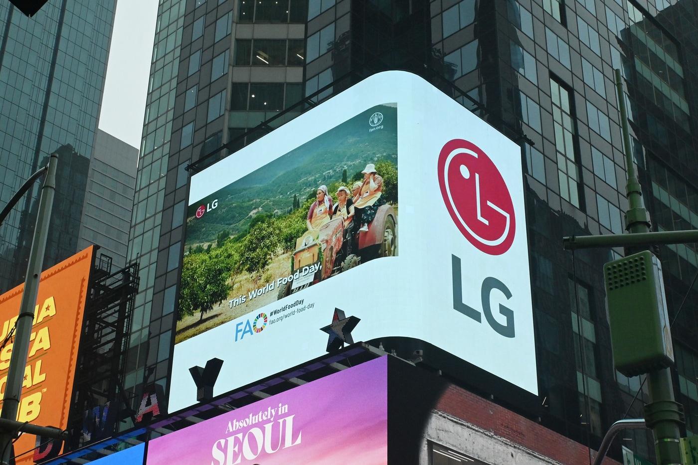 LG전자가 현지시각 14일부터 24일까지 미국 뉴욕 타임스스퀘어와 영국 런던 피카딜리광장 옥외전광판에서 &#39;세계 식량의 날&#39;을 기념한 캠페인 영상을 상영한다. 사진은 미국 뉴욕 타임스스퀘어에서 국제연합식량농업기구&#40;UNFAO&#41;가 &#39;더 나은 음식과 더 나은 미래를 위해 손을 맞잡고&#39;를 주제로 제작한 영상이 상영되는 모습.&#40;LG전자 제공&#41;