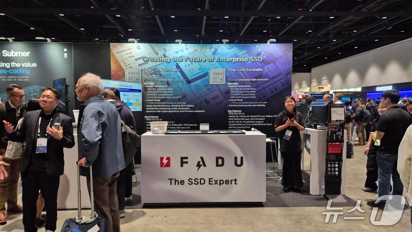 세계 최대 규모의 개방형 데이터센터 기술 커뮤니티 ‘오픈 컴퓨트 프로젝트(OCP)’가 주최하는 'OCP Global Summit 2025'에서 관람객들이 파두 전시부스를 둘러보고 있다.(파두 제공)