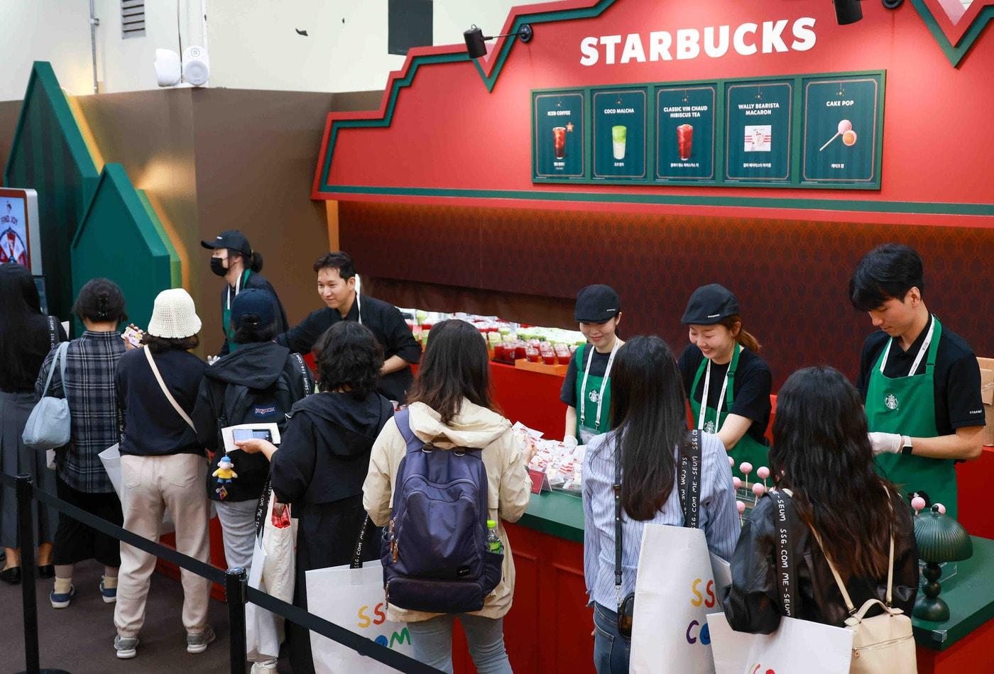 美지엄 행사장에서 미리 만나는 크리스마스를 콘셉트로 부스를 운영 중인 스타벅스가 30일 출시 예정인 크리스마스 프로모션 음료를 고객에게 제공하는 모습.&#40;스타벅스 제공&#41;