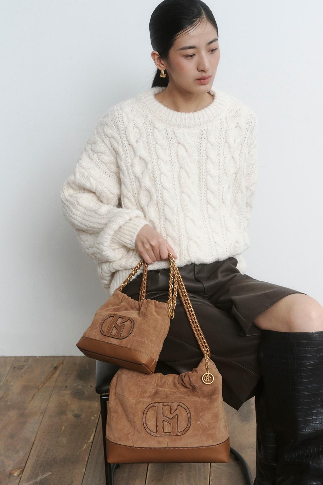 본문 이미지 - 스웨이드 소재의 가방과 신발이 가을 패션을 선도할 히트 아이템으로 떠오르고 있다(LF제공)