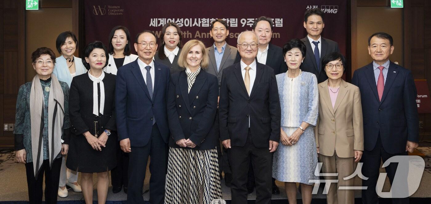 정다미 세계여성이사협회 회장이 16일 서울 소공동 롯데호텔에서 열린 창립 9주년 포럼에서 주요 참석자들과 기념촬영을 하고 있다. 앞줄 왼쪽부터 유영숙 포스코홀딩스 사외이사, 정다미 WCD Korea 회장, 최운열 한국공인회계사회 회장, 수 로이드 ISSB 부위원장, 성기학 영원무역 회장, 손병옥 전 WCD Korea 1기 회장, 권선주 전 WCD Korea 4기 회장, 김교태 삼정KPMG 회장, &#40;윗줄 왼쪽부터&#41; 한경희 한경희생활과학 대표, 안수현 한국외국어대 법학전문대학원 원장, 김유라 &#40;주&#41;땀 대표, 백승엽 SK SUPEX Council 거버넌스 지원 담당, 이인형 자본시장연구원 선임연구위원, 이웅희 KSSB 부위원장. ⓒ News1 박지혜 기자
